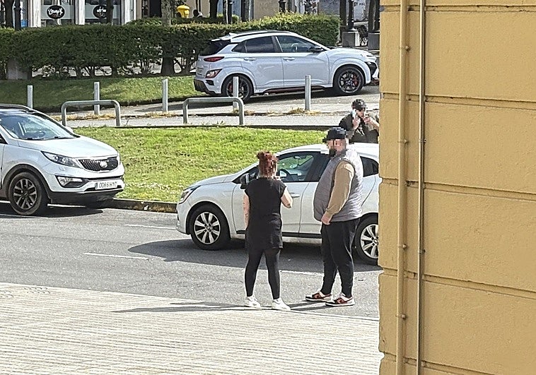 Una empresa de desokupaciones desaloja un piso en Oviedo que ha quedado «destrozado e insalubre»