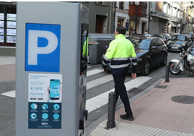 La Empresa Mixta de Tráfico convoca una bolsa de empleo para controladores de la ORA en Gijón