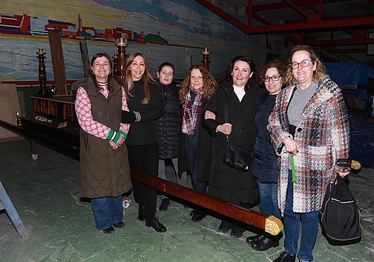 El paso exclusivo de las mujeres de la Santa Vera Cruz en Gijón que «crea una unión especial»