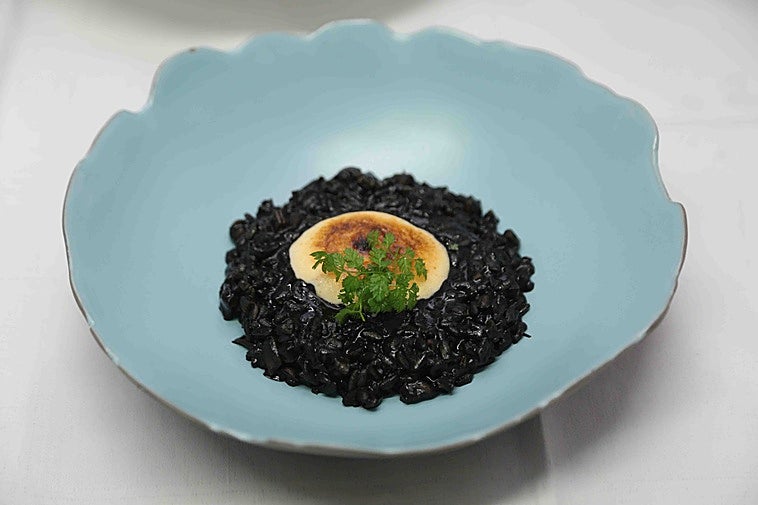 Arroz negro y alioli tostado