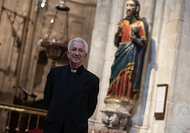 El deán de la Catedral sufre un síncope mientras rezaba y es trasladado al HUCA