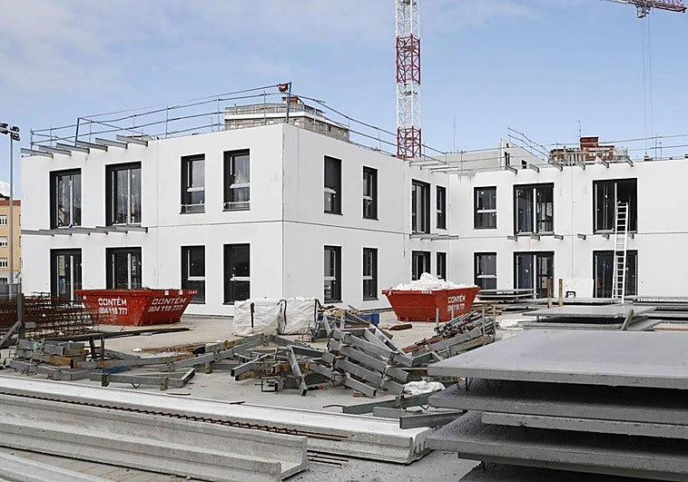 La Consejería de Vivienda acusa a Foro de «no mover un papel» e insiste en comprar terrenos en Gijón