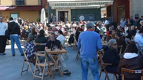 Multitudinario vermú de Viernes Santo en Gijón