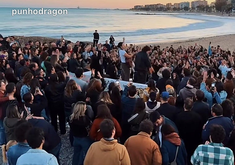 Los asturianos Puño Dragón llenan la playa de Benicàssim con un concierto improvisado