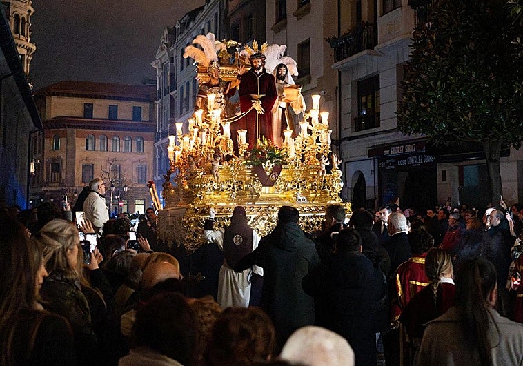 La Madrugá de Los Estudiantes enciende el Viernes Santo en Oviedo