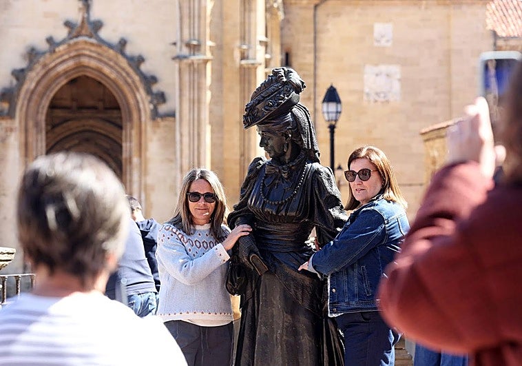Sol, turistas y terraceo en Oviedo para disfrutar del buen tiempo