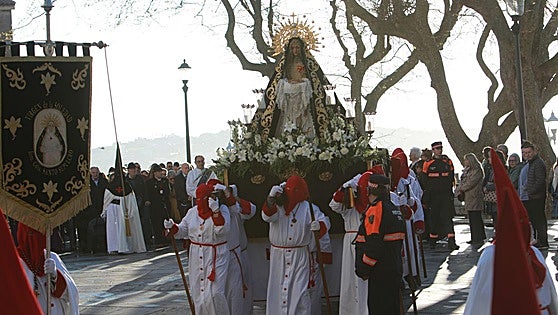 La procesión de la Soledad de Gijón, en imágenes