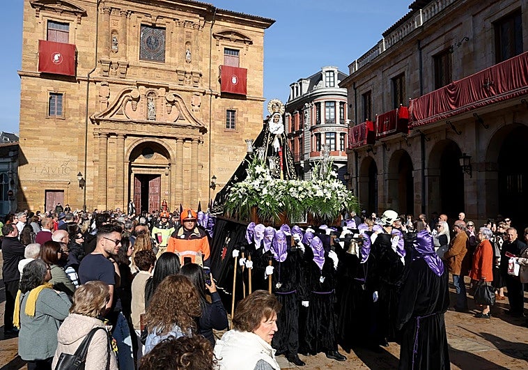 La Soledad sufre su pena por las calles de Oviedo mientras espera la Resurrección de Cristo