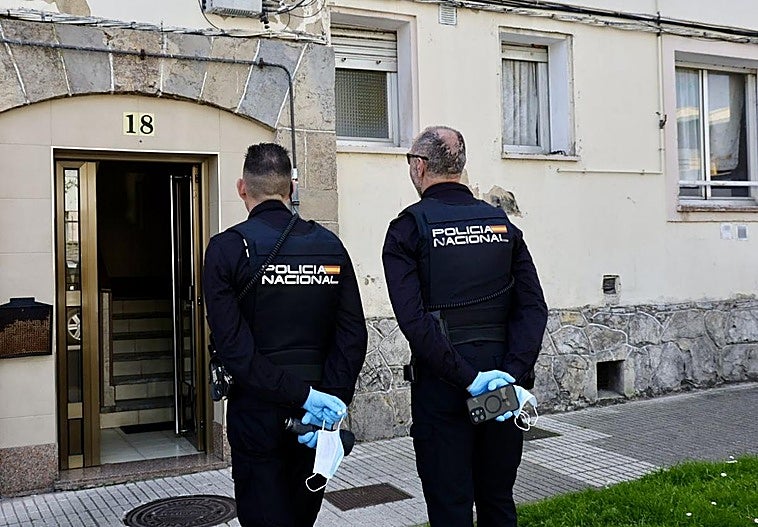 Hallan a dos hombres muertos en sendas viviendas de Gijón