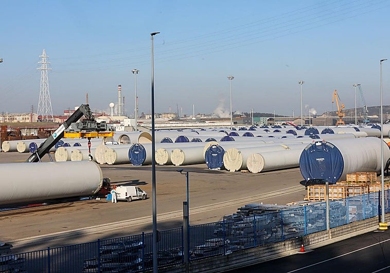 Trump vuelve a modificar los aranceles al acero y grava más los productos transformados