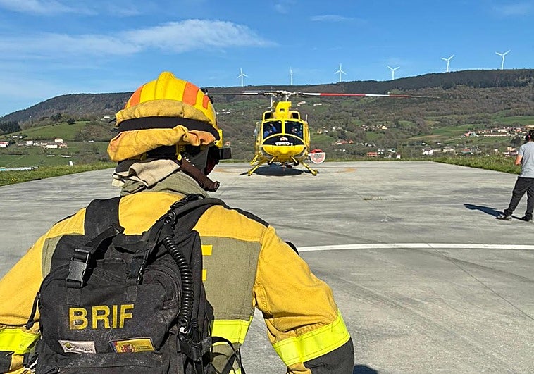 Una quincena de incendios forestales eleva el nivel de emergencia en Asturias