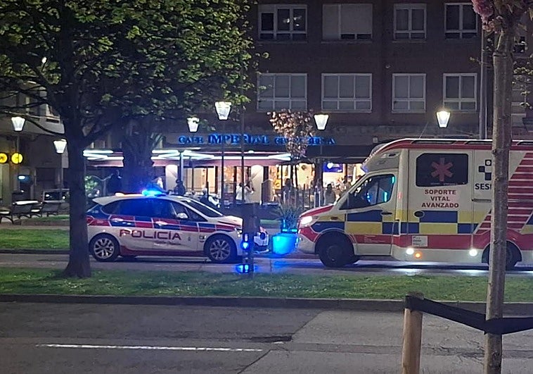 Atendido por los servicios de emergencias un cliente de un bar en Gijón
