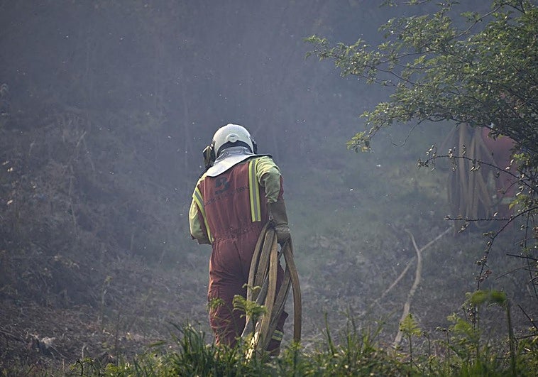 28 incendios forestales activos elevan la alerta en Asturias