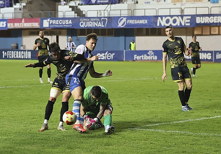 Uzkudun, delantero del Real Avilés: «Si nos hacemos fuertes en casa, creo que está ahí la permanencia»