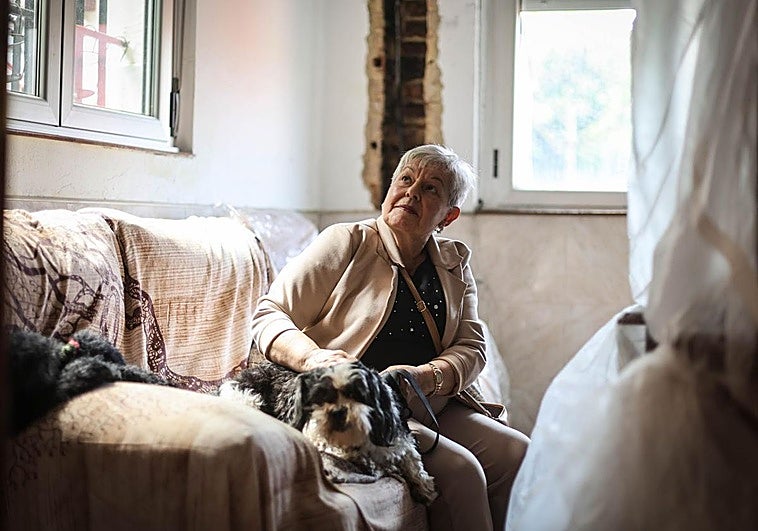 Una vecina, sin poder volver a su casa desde la explosión en Mieres: «El seguro está esperando a que me muera. No puedo más»