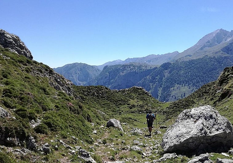 Tiene baja por ansiedad, va de senderismo a los Picos de Europa y todo acaba en despido procedente
