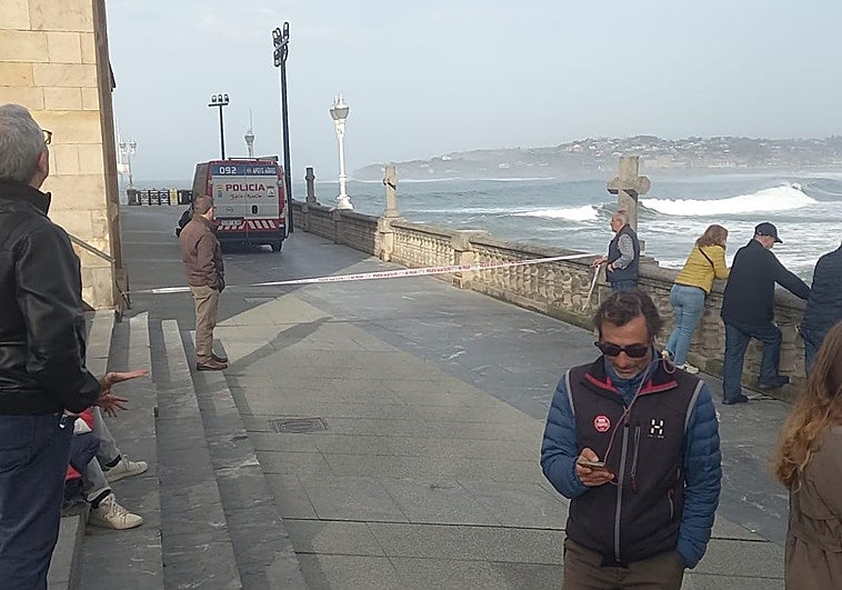 Susto en la playa de San Lorenzo en Gijón por un bañista en apuros