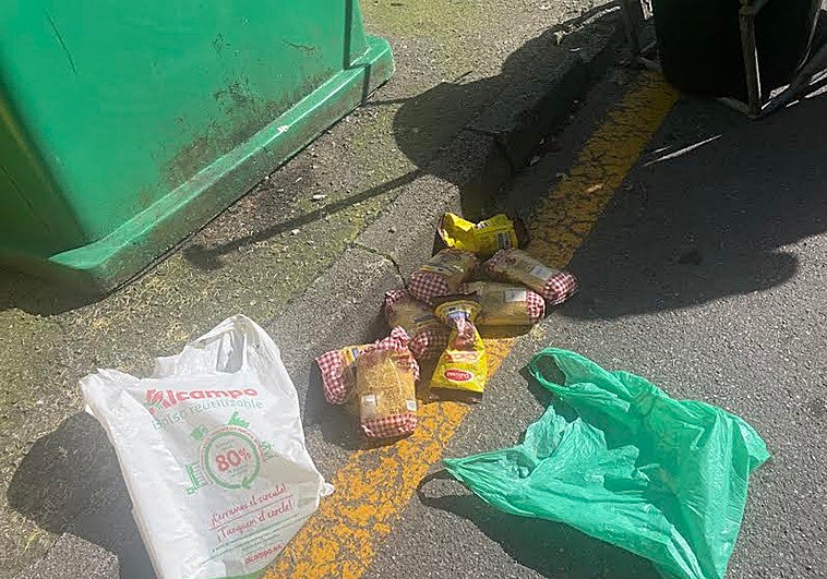 Blimea pide mejorar el reparto de alimentos tras hallar varios lotes junto a los contenedores