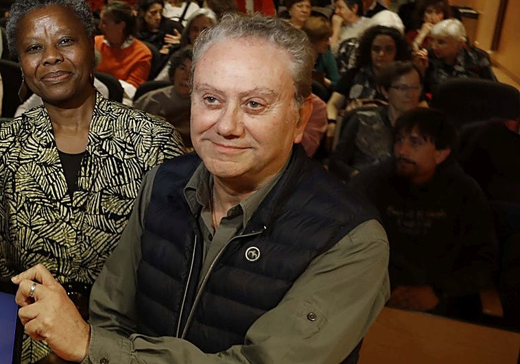 «De África se habla mucho de sus desastres pero muy poco de sus culturas»