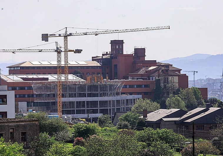 El bloque de cinco plantas de la ampliación del Hospital de Jove ya alcanza su altura máxima