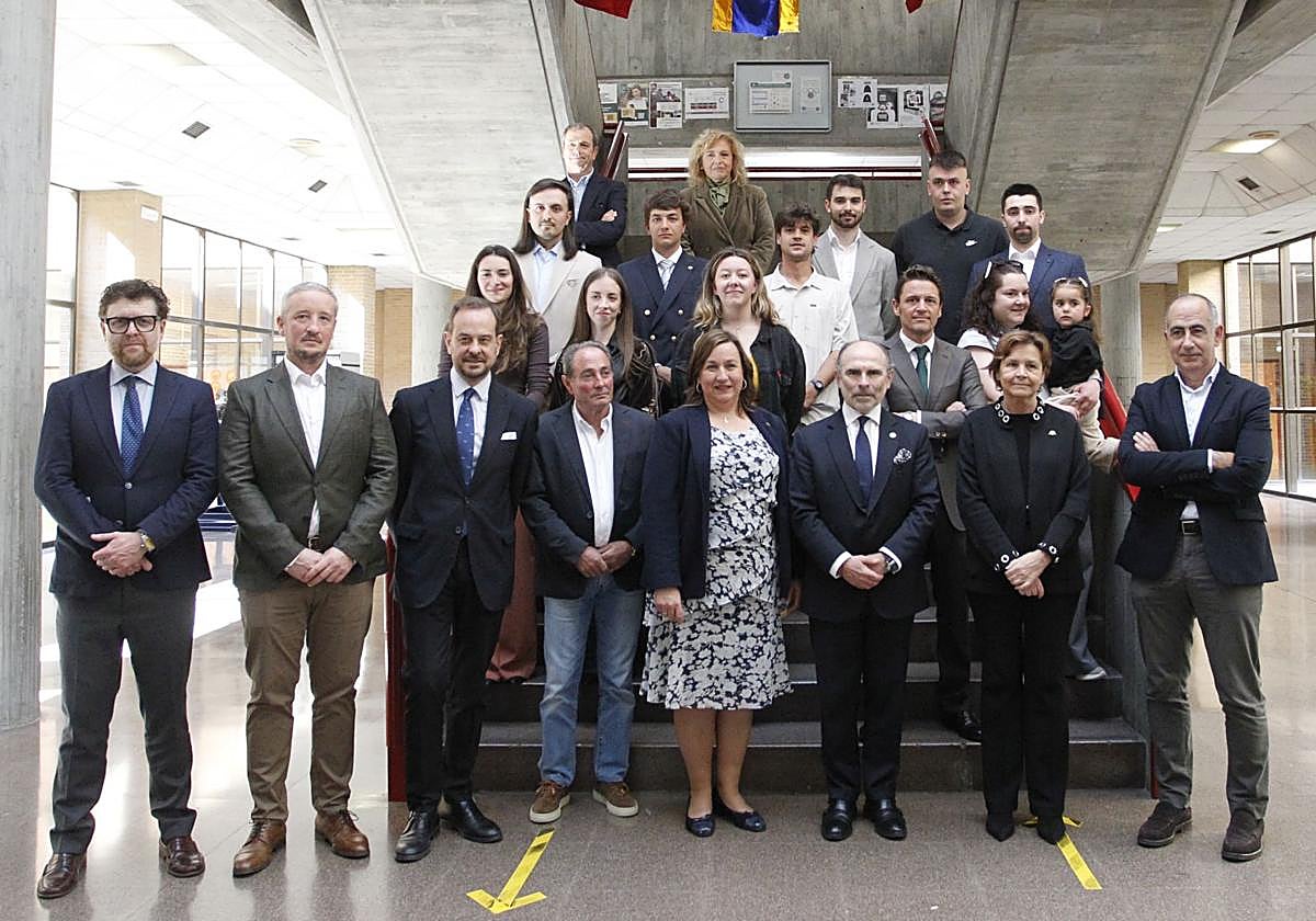 Titulados, docentes y autoridades, en las escaleras de la Escuela Superior de la Marina Civil, antes de iniciar la entrega de diplomas.