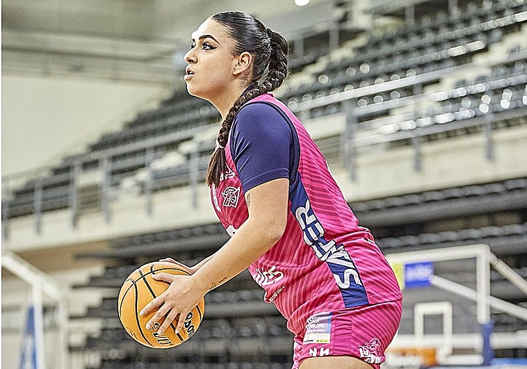 Lorena Lorenzo, jugadora del Abril Adba Sanfer: «Ha sido una gran temporada, pero pudimos pelear por el 'play off'»