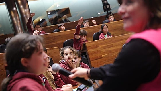 Pequeños diputados por un día en Asturias: «Los móviles no son malos, pero siempre que se haga un uso adecuado»