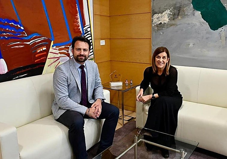 Queipo y Sáenz de Buruaga impulsan en Panes una cumbre astur-cántabra para analizar retos comunes