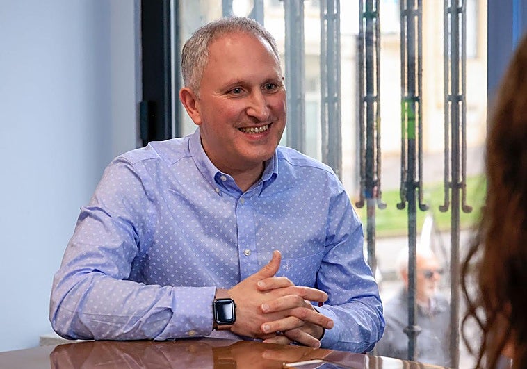 Antonio del Corro, nuevo concejal del PSOE: «Gijón debe ser una ciudad compartida, no un 'terrazódromo' como el Paseo Gastro»