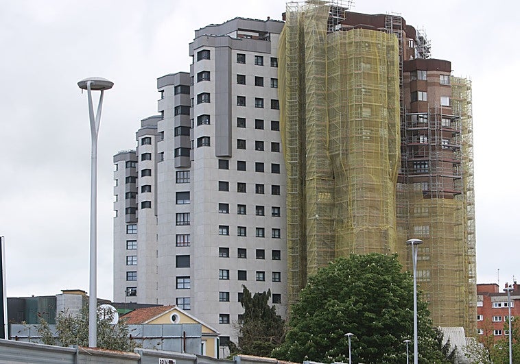 En peligro las ayudas de la UE para la rehabilitación de las torres de La Estrella, en en Gijón