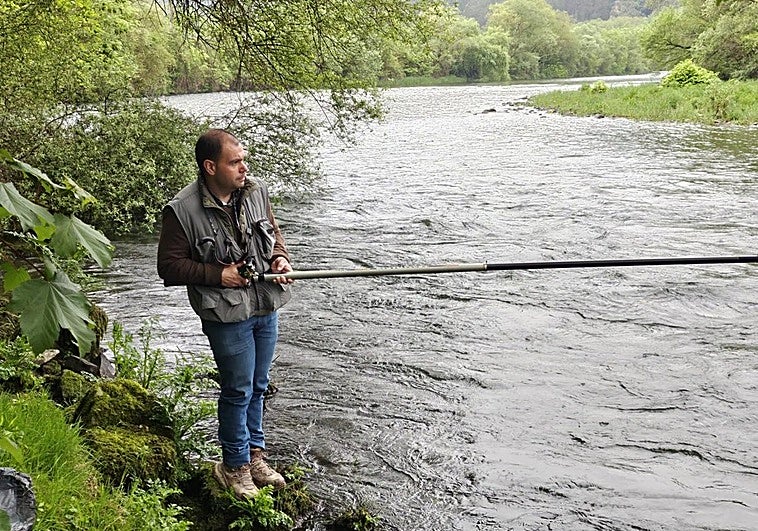 «¿Salmones? No se ve ni uno», dicen los pescadores que buscan el campanu de Asturias