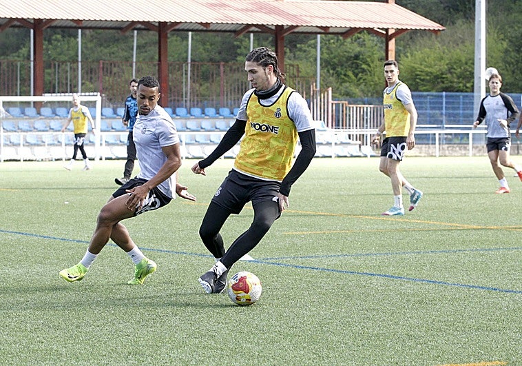 Carmona, jugador del Real Avilés: «Cada punto en la situación en la que estamos es vida»