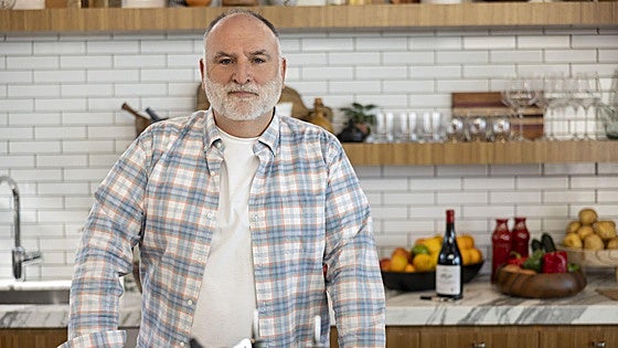 El truco del chef José Andrés para cocinar gambas al ajillo
