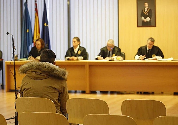 Acepta cinco años de cárcel por clavarle un cuchillo de monte a un hombre en Gijón