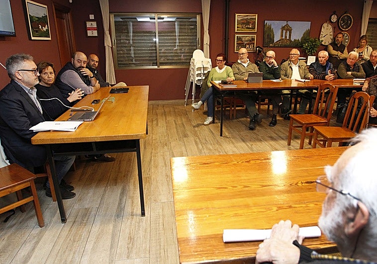 El Ayuntamiento de Gijón presenta a los vecinos su plan para pavimentar 40 caminos de la zona rural