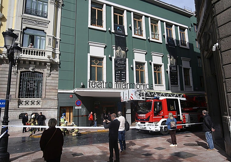 Los bomberos de Oviedo practican en el Filarmónica