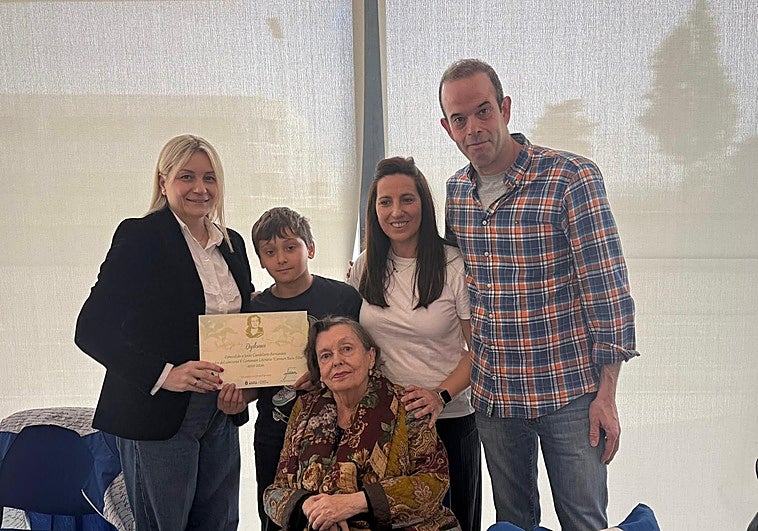 Carmen Ruiz-Tilve entrega su premio en Oviedo