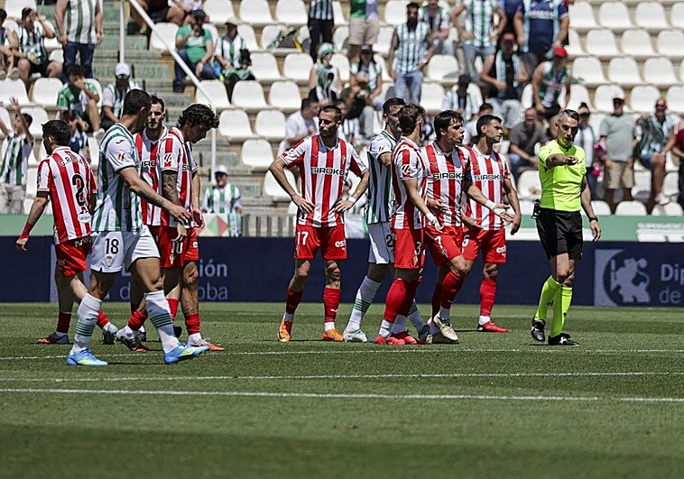 Un mediocre Sporting se va de vacaciones en Córdoba