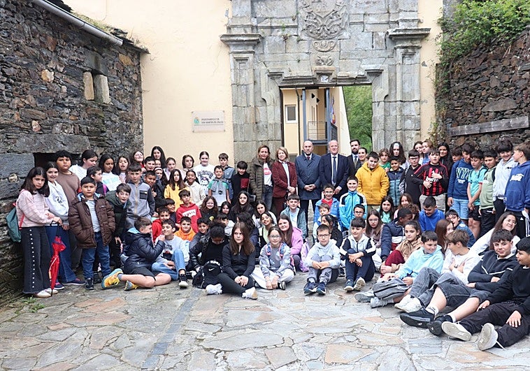 El parlamento de Asturias, a examen de los escolares del occidente en San Martín de Oscos