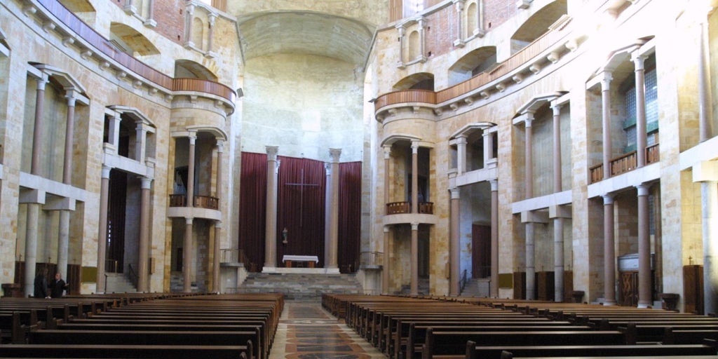 Los Antiguos Alumnos de la Universidad Laboral urgen la reposición del altar mayor de la iglesia