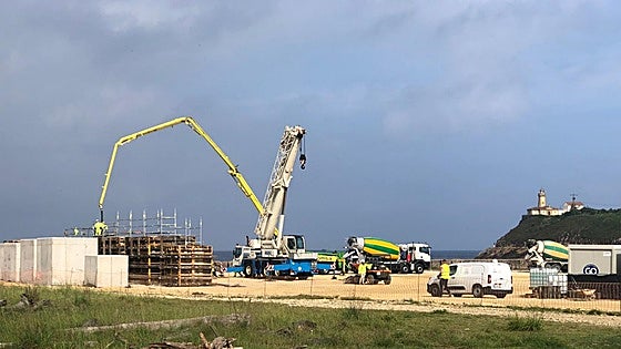 Construidos los primeros bloques para reforzar el dique del puerto de Avilés