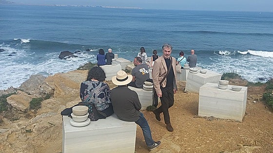 Adolfo Manzano, escultor: «'Cantu los díes fuxíos' tiene vocación de acabar sumergida en el fondo del mar»