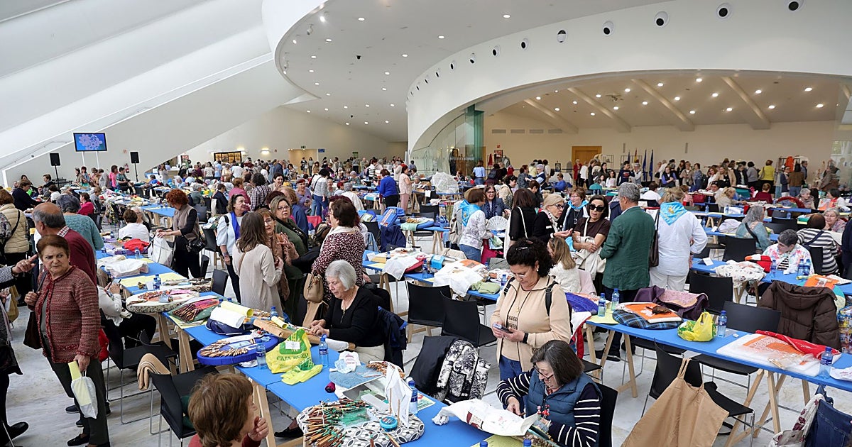 Las encajeras abarrotan el Palacio de Congresos de Oviedo