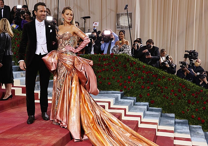 Blake Lively, de Versace, antes de 'oxidarse' como la Estatua de la Libertad.