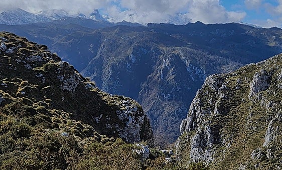 Al Jorcáu del Cuernu: una peña discreta asomada a vistas inmensas
