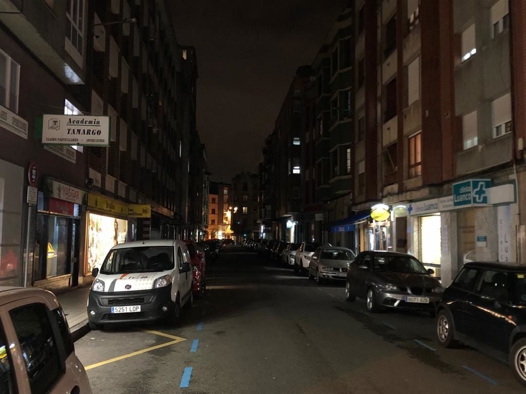 Un apuñalado y un detenido tras una reyerta multitudinaria en Gijón