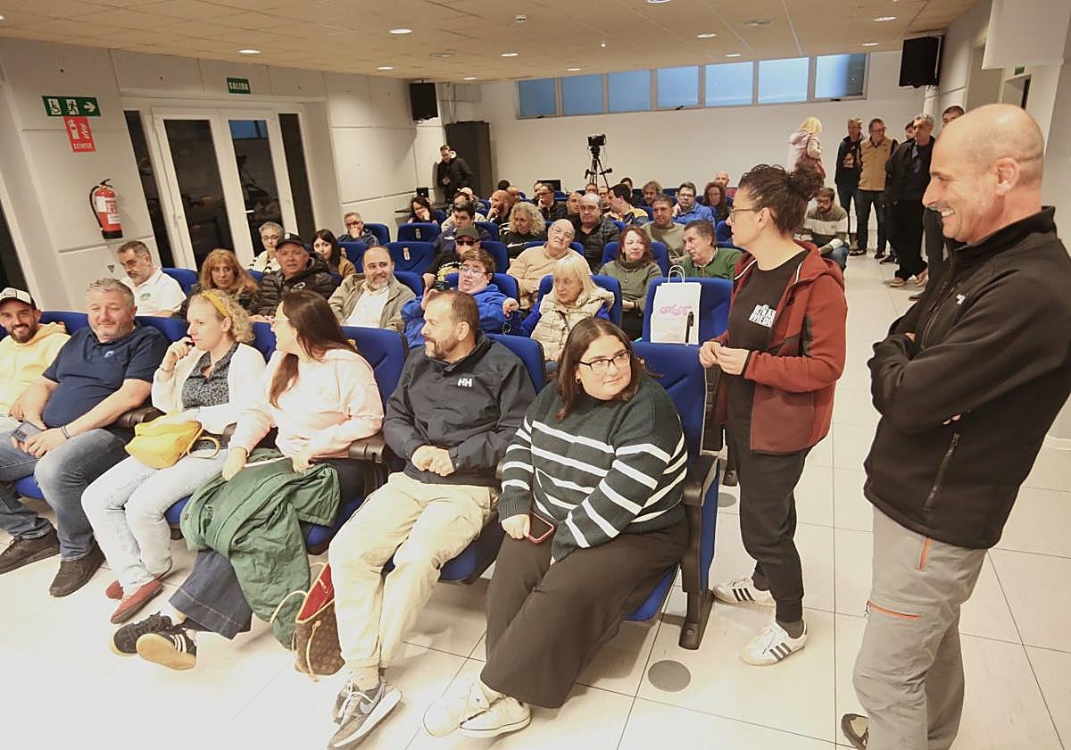 El presidente del Real Oviedo acepta la petición de la Aparo y rendirá cuentas de la temporada ante los peñistas