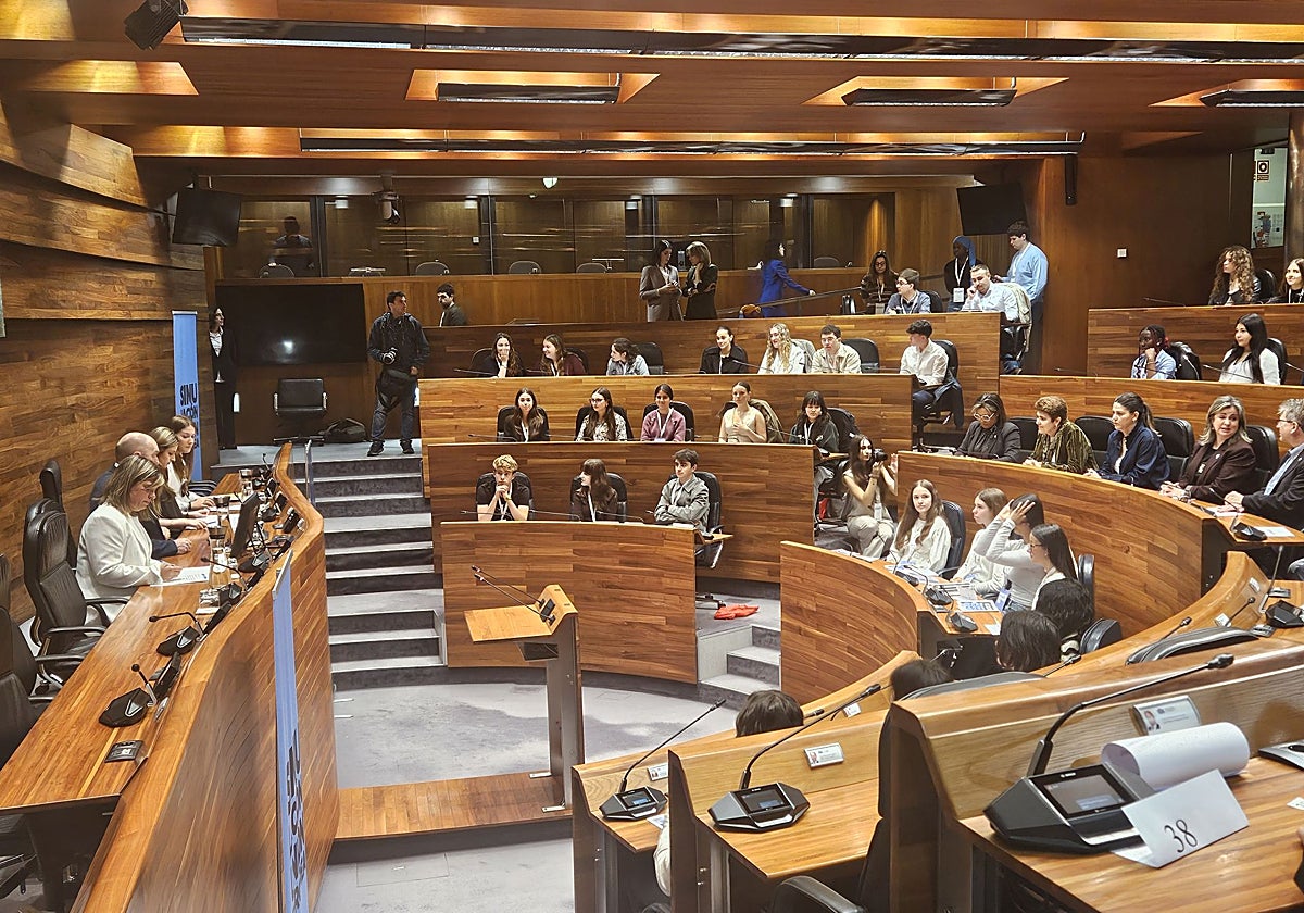 Los escolares asturianos llevan al Parlamento el debate sobre la vivienda y los alquileres turísticos