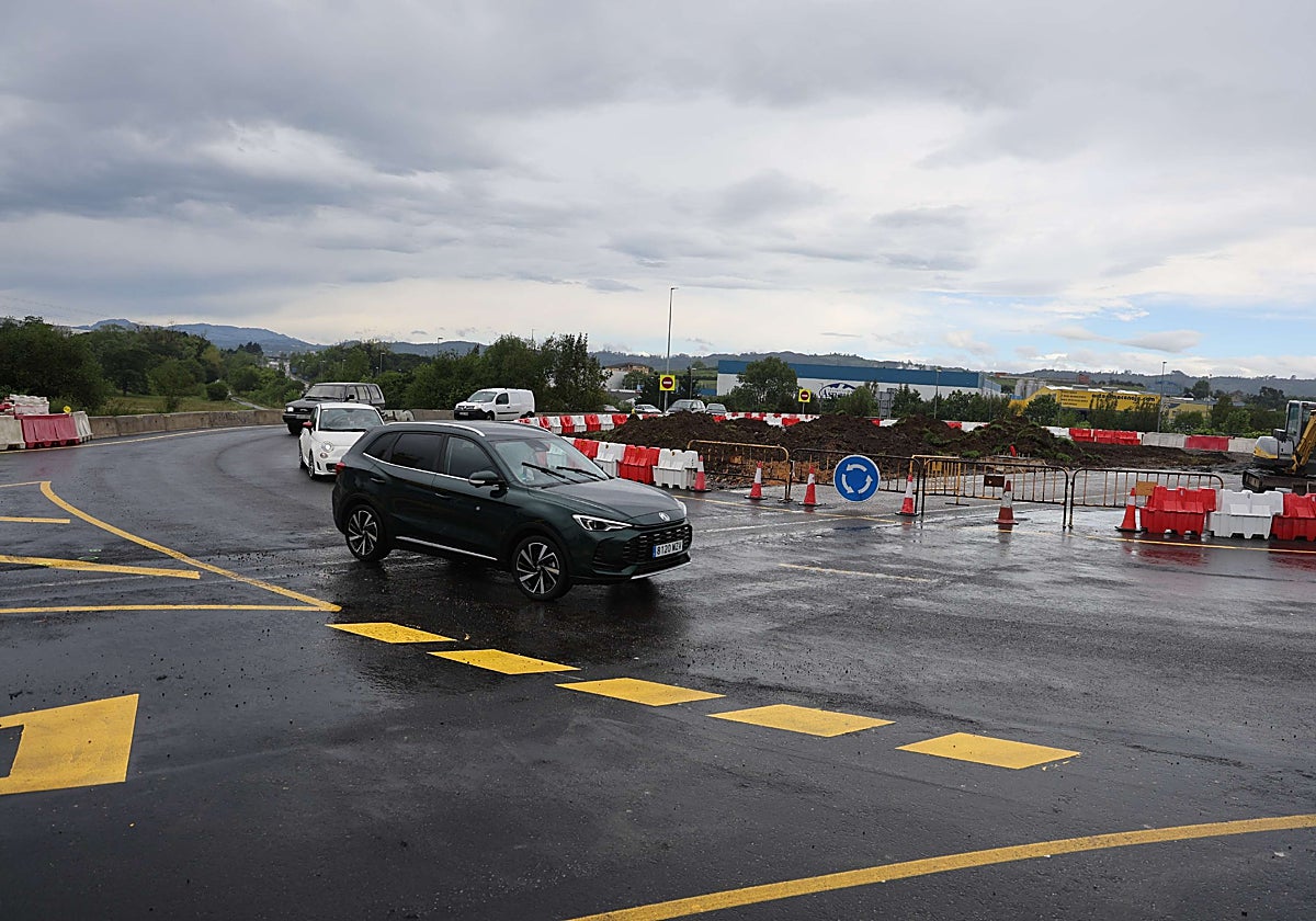 Los vehículos ya circulan por la nueva 'rotondona' de acceso a Parque Principado