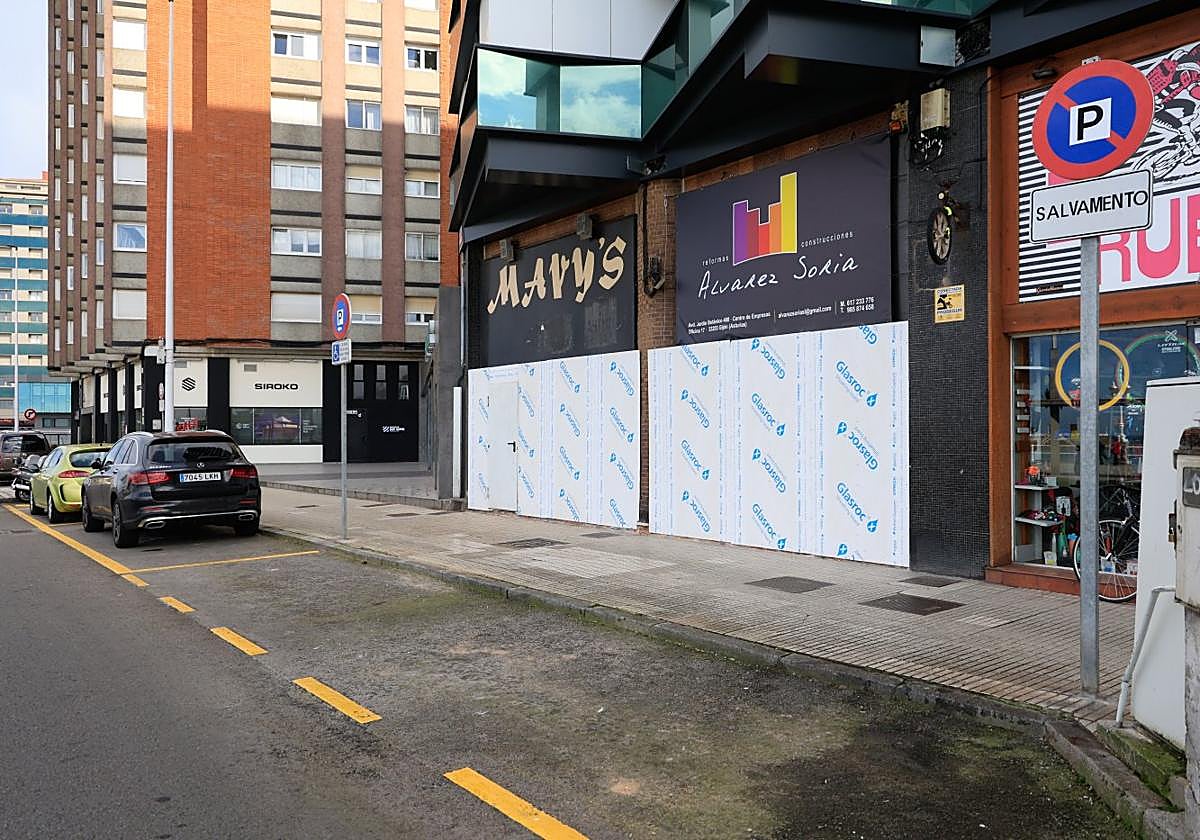 El frente comercial del Muro, en Gijón, se reanima con tres aperturas entre doce locales aún vacíos